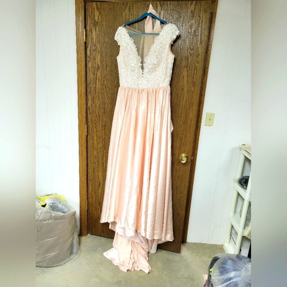 Wedding dress NWOT . Ada's Bridal size medium. Never worn.